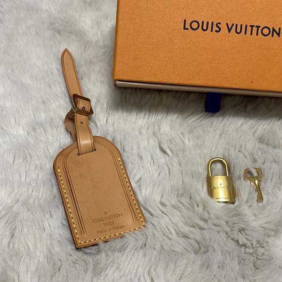 ✨Louis Vuitton Bundle (LV luggage tag & LV Lock & Key)✨ - Picture 5 of 7
